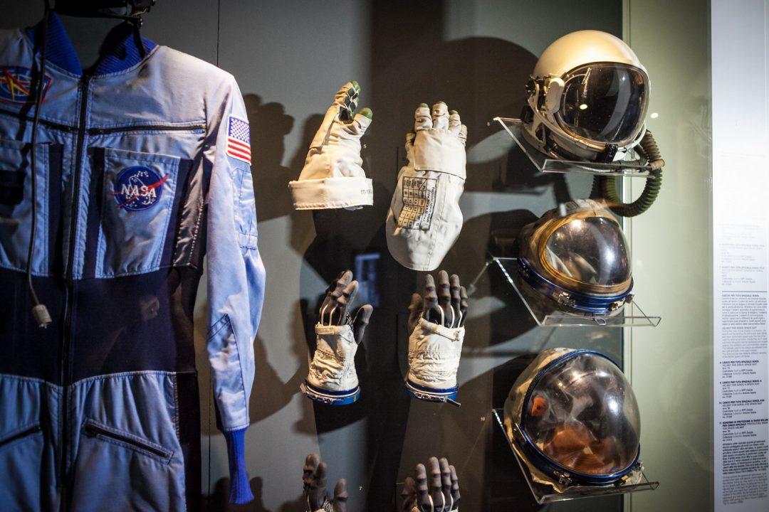 Tuta da astronauta e attrezzatura in mostra al Museo della Scienza di Milano