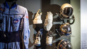 Tuta da astronauta e attrezzatura in mostra al Museo della Scienza di Milano