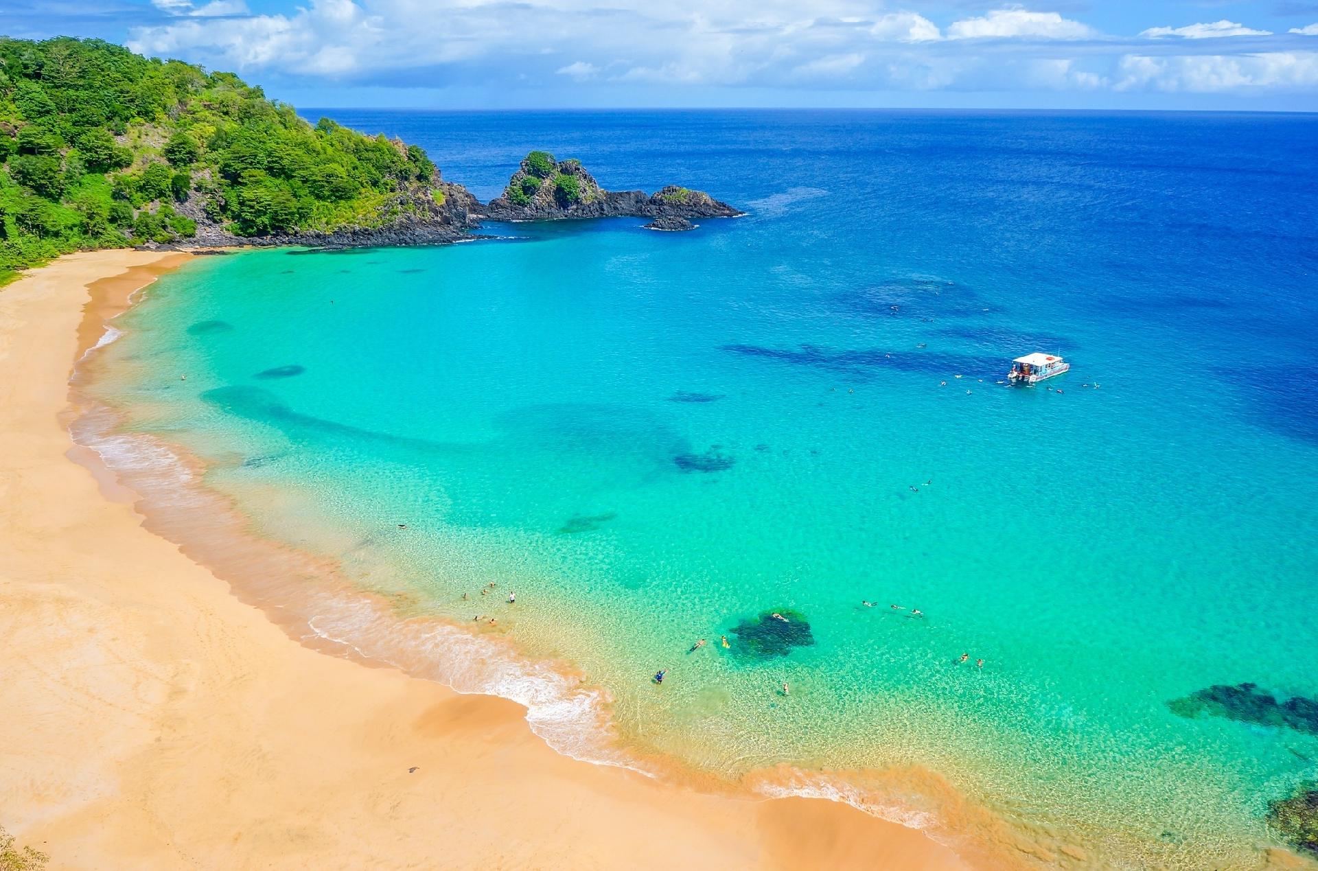 Estate 2020: la spiaggia più bella del mondo è in Brasile (la più bella d’Europa è in Sicilia)