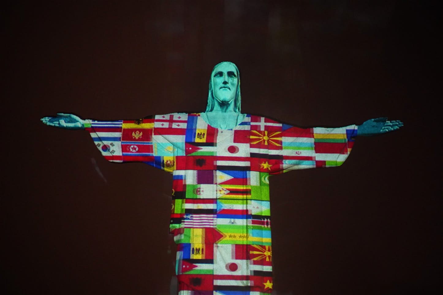 Il Cristo Redentore di Rio illuminato con le bandiere dei Paesi colpiti dal coronavirus