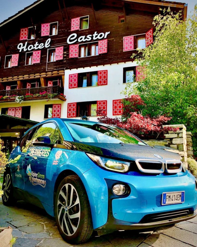 auto elettrica davanti all'hotel Castor di Champoluch