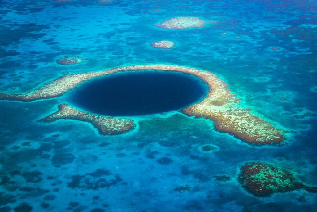 dove andare in vacanza ad aprile: in Belize, immersioni nel Blue Hole