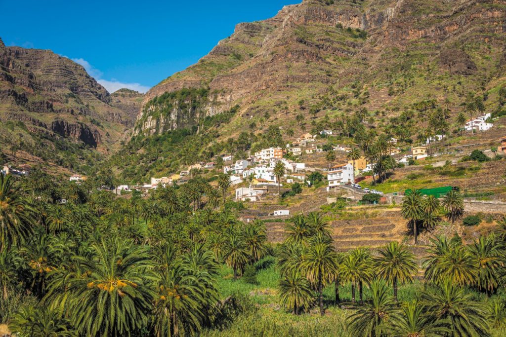 La Gomera, Canarie, cosa vedere: uno dei villaggi tra le palme che compongono il borgo di Valle Gran Rey.