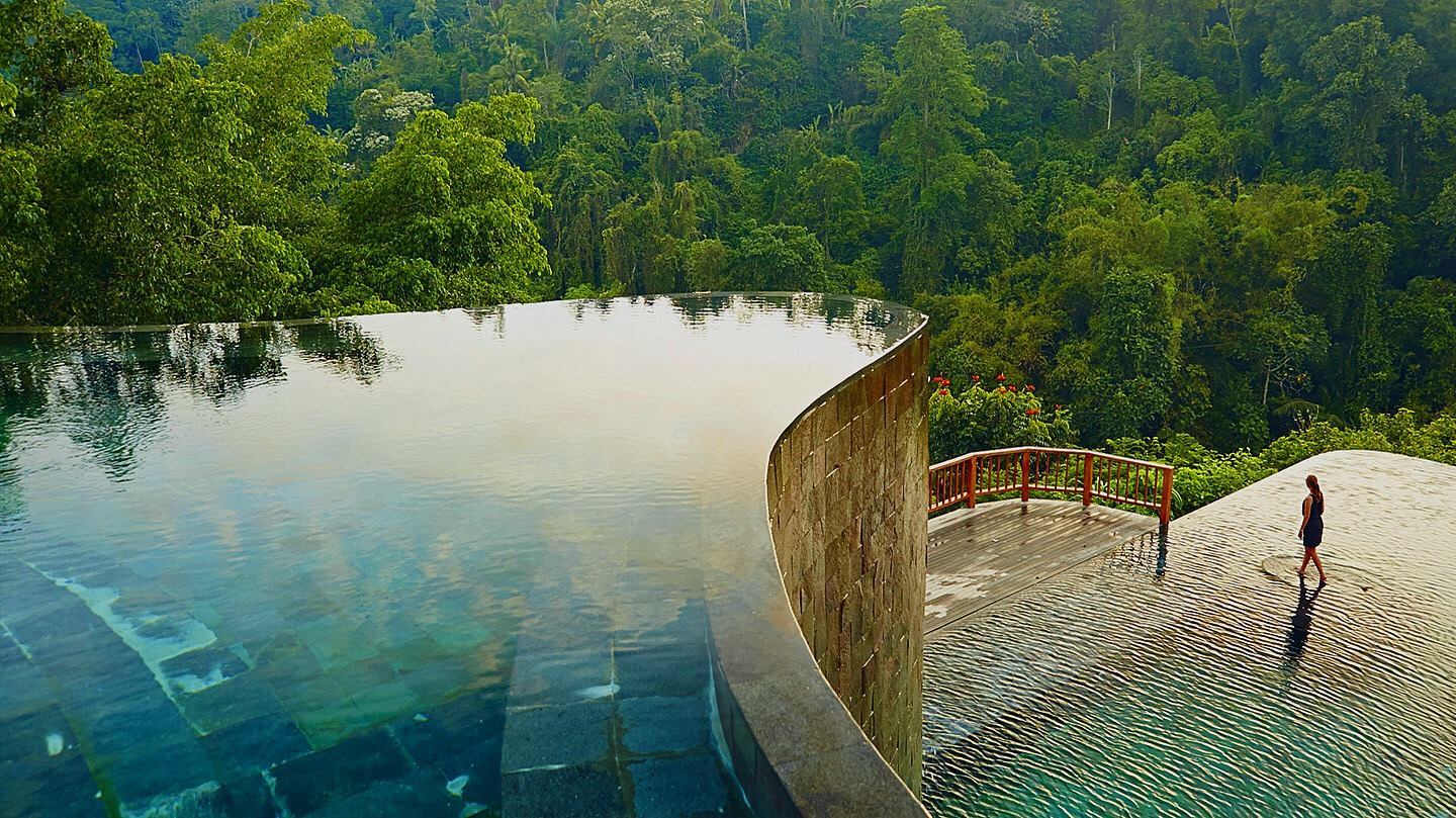 Viaggi virtuali: nella piscina a sfioro di uno dei resort più belli di Bali