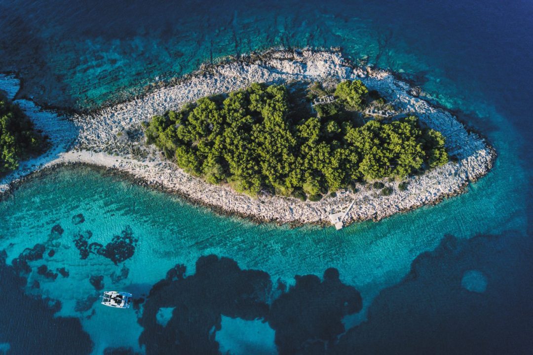 in barca tra le isole di Šibenik