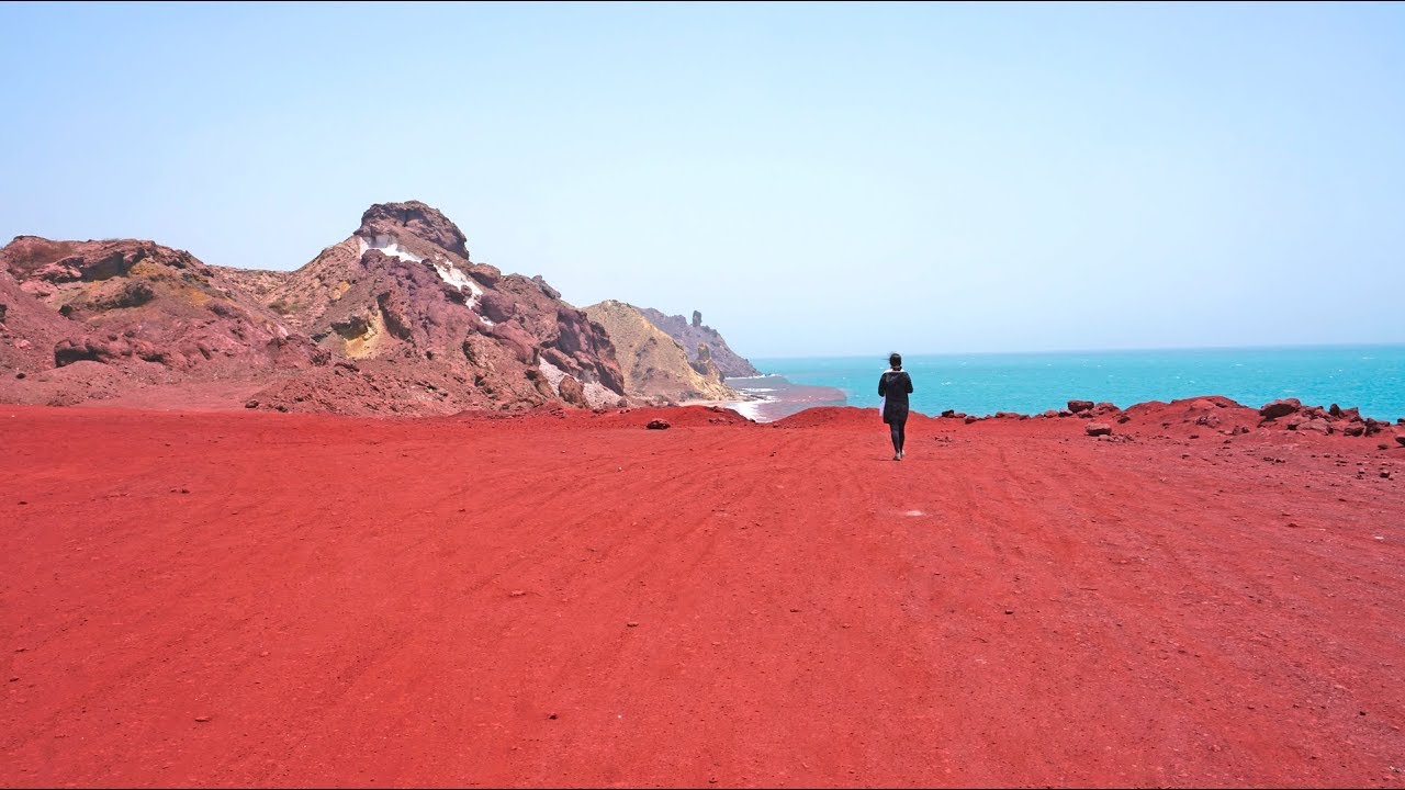 Viaggi da sogno: a spasso sulla spiaggia rossa dell’isola di Hormuz, in Iran