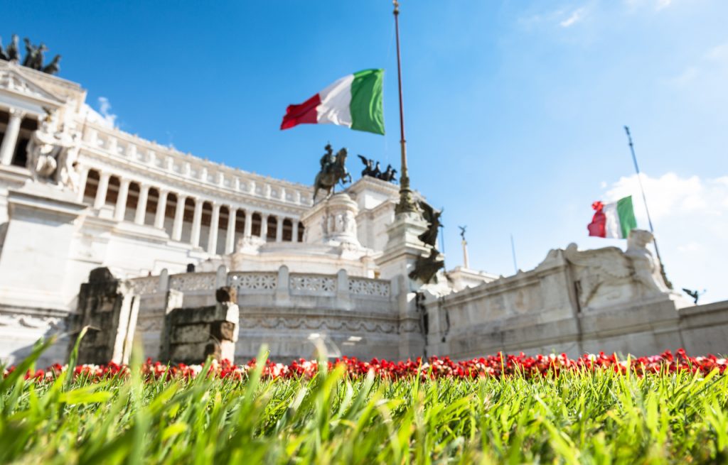 Festa della Repubblica: la bandiera italiana sventola all'Altare della Patria