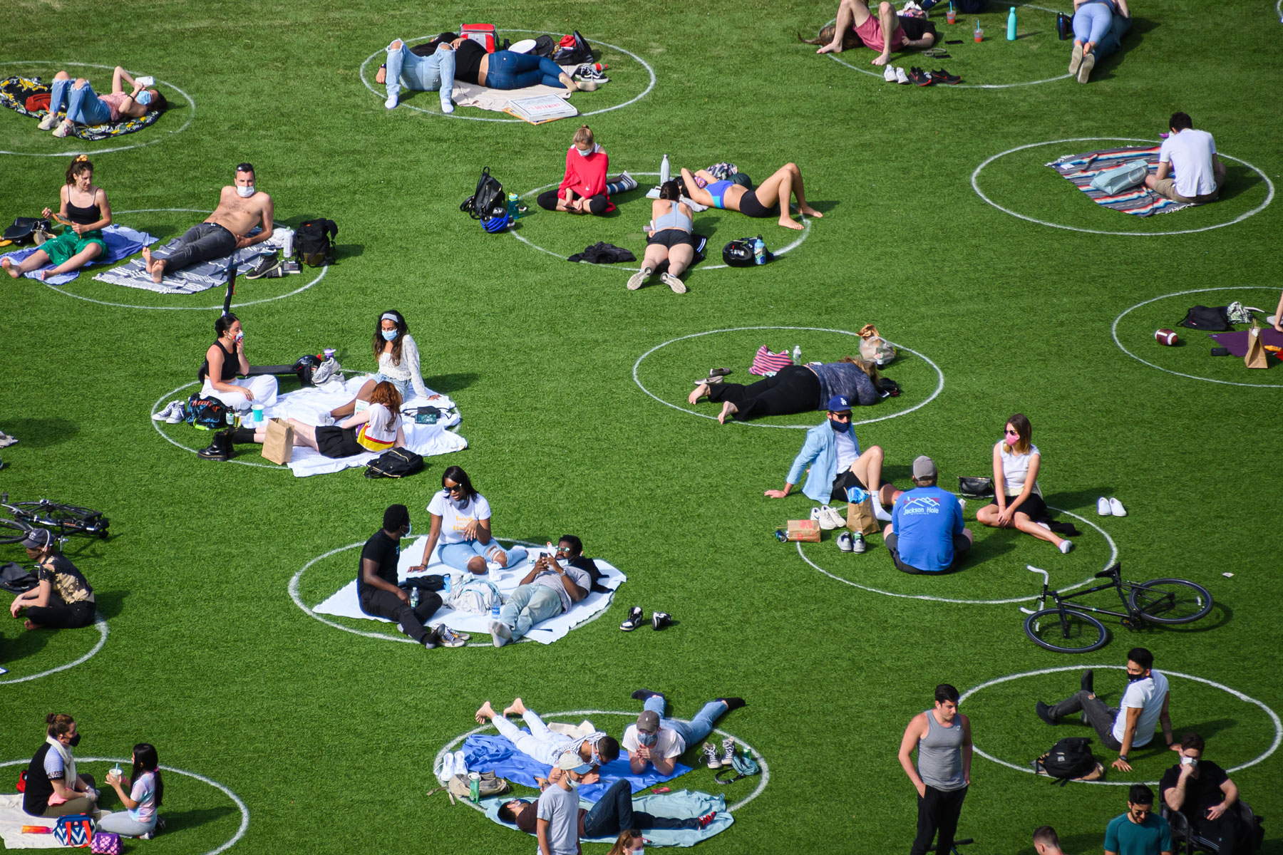 New York: tanti cerchi per mantenere le distanze al Domino Park