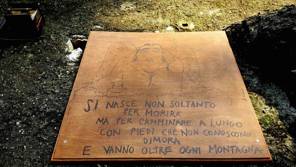 Uno dei cartelli poetici lungo il Sentiero Merini, sulla multtiera Como-Brunate.