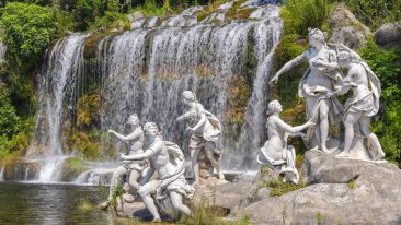 Reggia di Caserta: un'immagine delle statue delle Ninfe del giardino della residenza reale