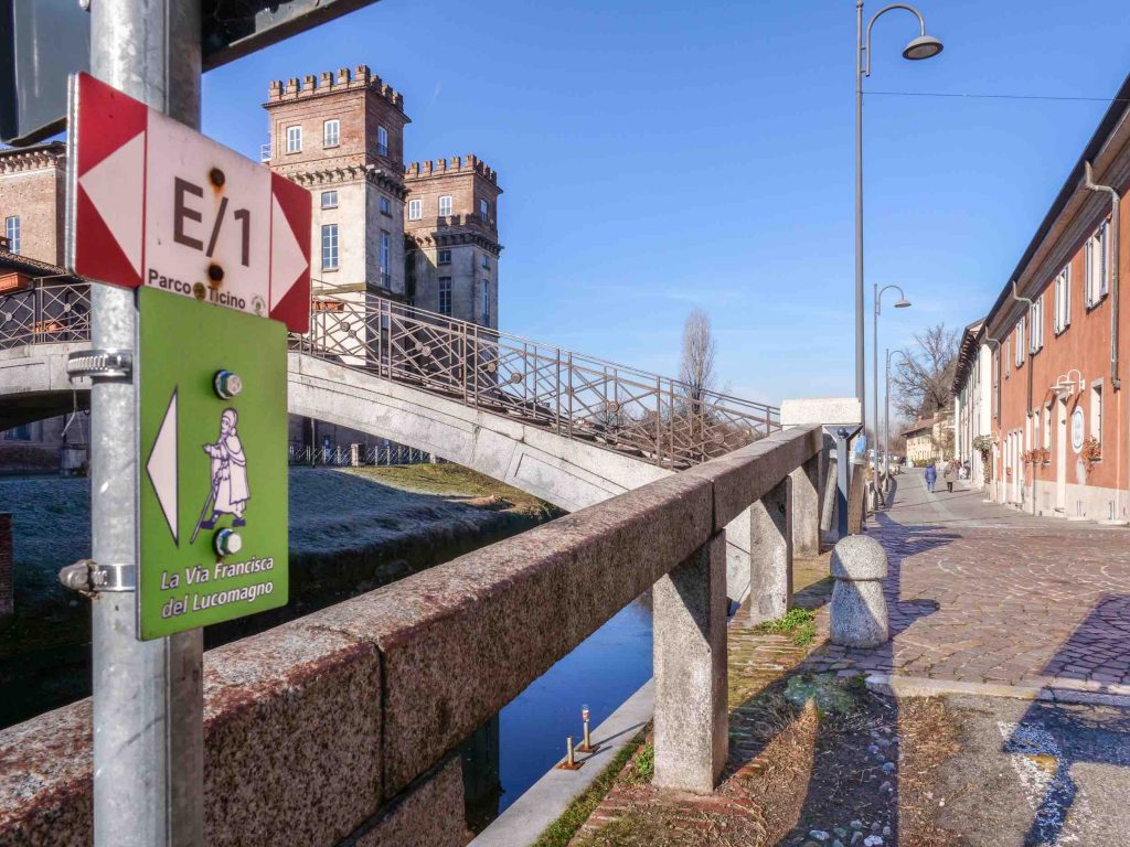Un viandante su sfondo verde: il simbolo della Via Francisca del Lucomagno a Robecco sul Naviglio