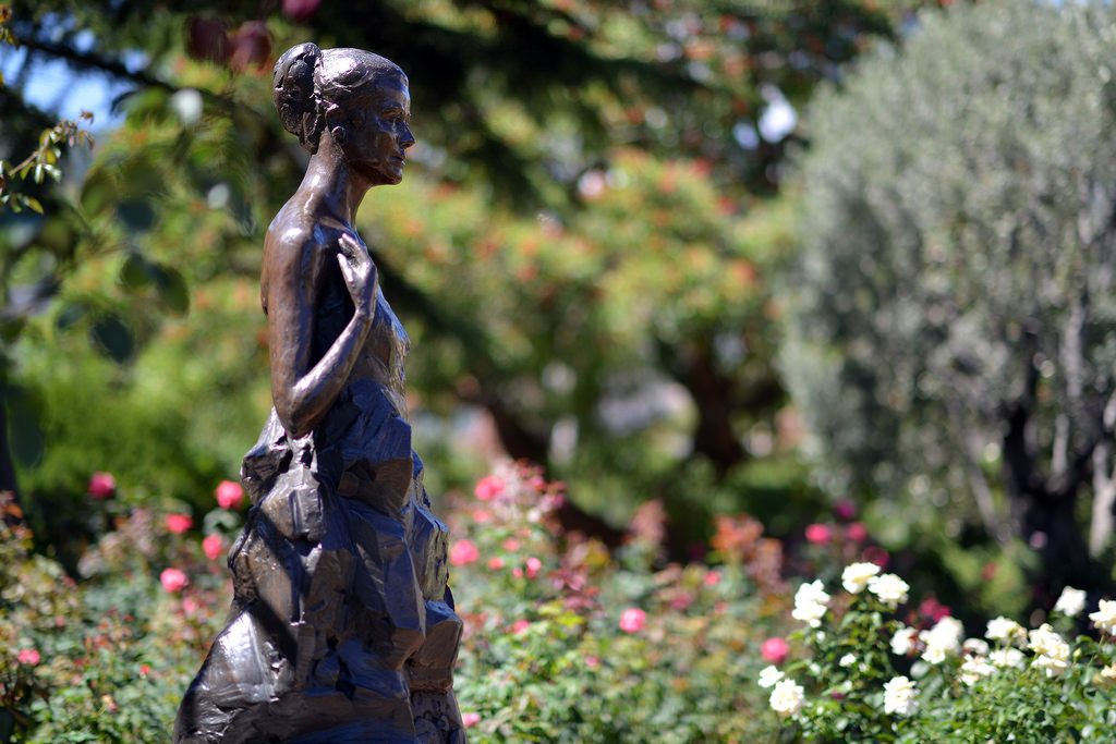 statua nel Roseto Princesse Grace a Monaco