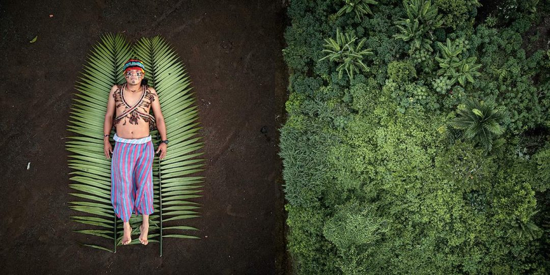 Nella serie vincitrice "Seeds of Resistance" l’istantanea del giovane indigeno Nantu, che gestisce i traghetti a energia solare in Ecuador, e a destra la sua casa, la foresta pluviale di Achuar (ph: Pablo Albarenga)