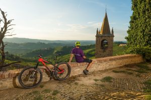 Langhe in bici: sette itinerari tra vino, castelli e paesaggi letterari