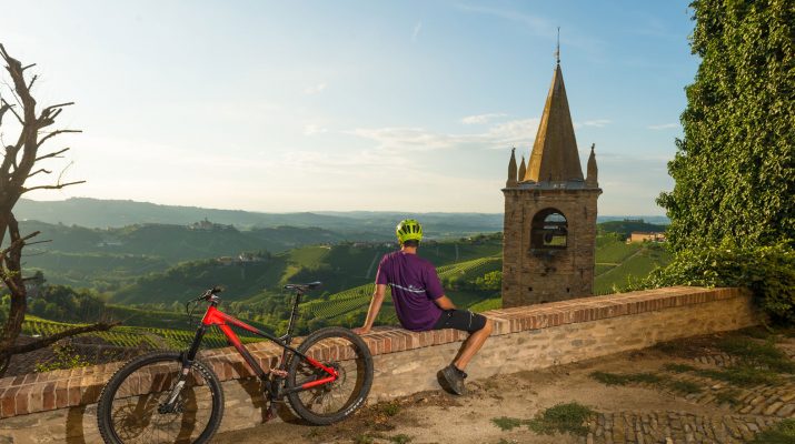 Foto Langhe in bici: sette itinerari tra vino, castelli e paesaggi letterari
