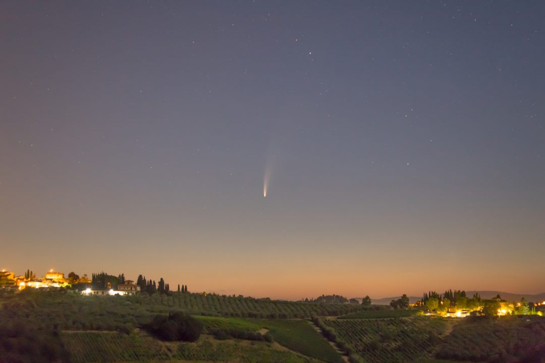 La cometa Neowise sulle colline del Chianti in Toscana - Neowise comet in the Chianti hills, Tuscany, Italy