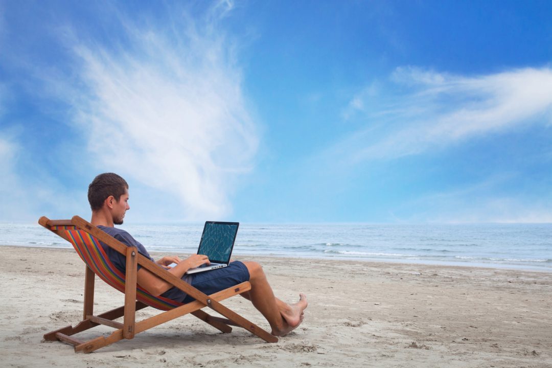 Workation, lo smart working durante le vacanze: dove si può coniugare lavoro agile e relax