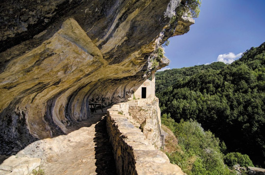 Il suggestivo percorso scavato nella roccia per l’eremo di San Bartolomeo in Legio, a strapiombo sul vallone di Santo Spirito