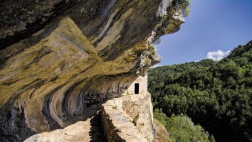 Il suggestivo percorso scavato nella roccia per l’eremo di San Bartolomeo in Legio, a strapiombo sul vallone di Santo Spirito