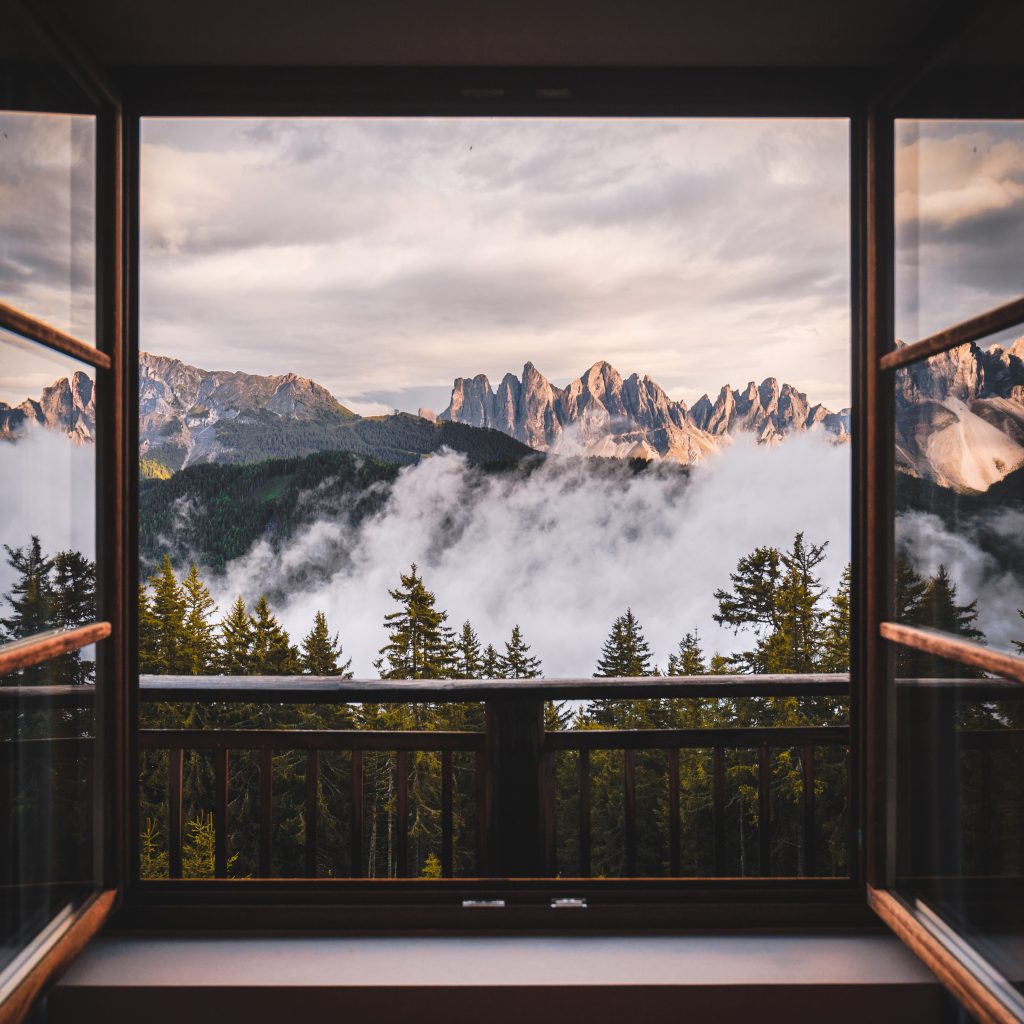La vista sulle Dolomiti dalle finestre del luxury retreat Forestis (foto Forestis).