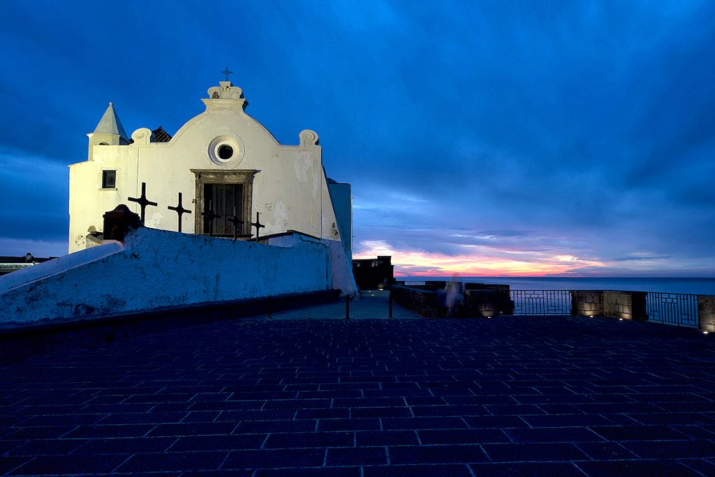 Ischia Golfo di Napoli Isola Verde Terme vacanze italia chiesa notturna