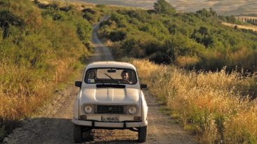 50 Libri di viaggio per l'estate: Un particolare della copertina del librio di Francesca Volpe "La Toscana in Renault 4"