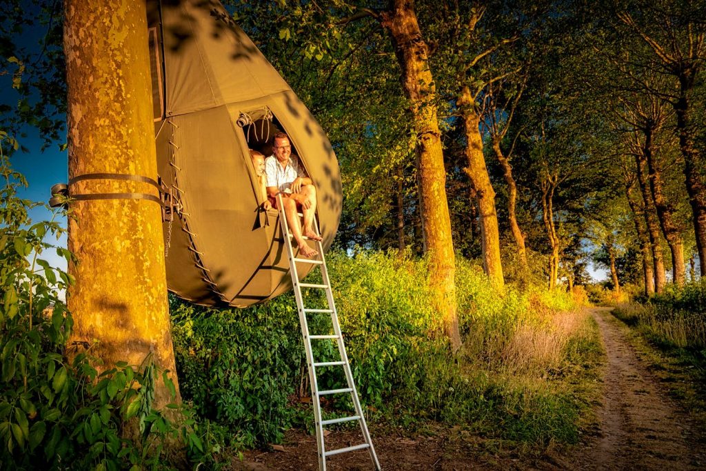 Nella foresta a Borgloon ci sono delle tende a forma di goccia che penzolano dagli alberi - per offrire soggiorni unici sospesi nella natura. (ph: borgloon.be)