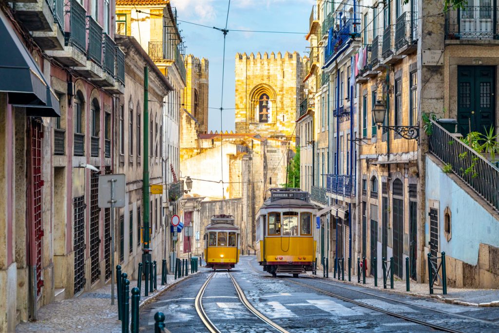 Gli iconici tram, nelle strade di Lisbona (ph. istock)