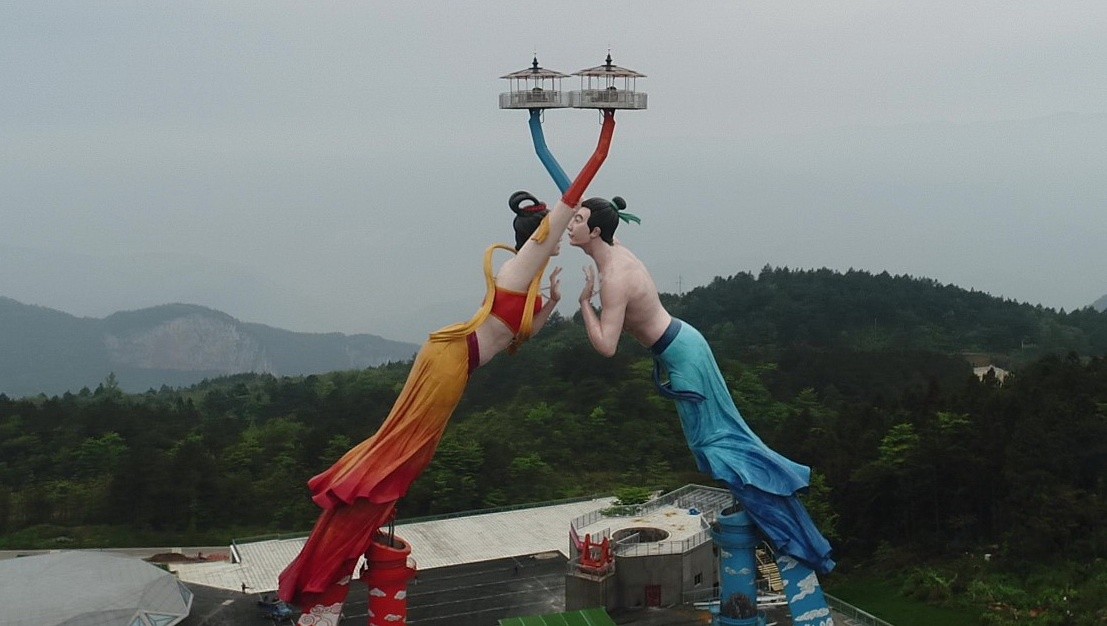 Flying Kiss: la giostra con le statue che si baciano conquista la Cina