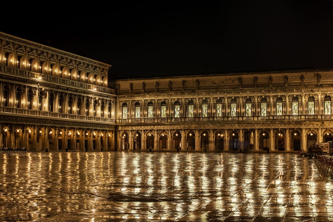 Venezia: la cascata d'oro di Fabrizio Plessi