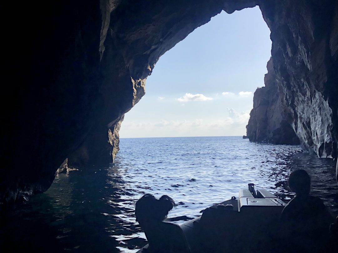 Esplorare le grotte marine dell'isola