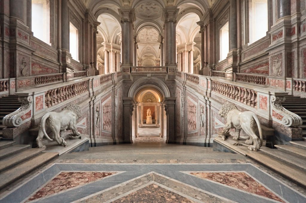 Lo scalone d'ingresso della Reggia di Caserta, uno dei tanti beni aperti durante le Giornate Europee del Patrimonio 2020 (ph. istock)