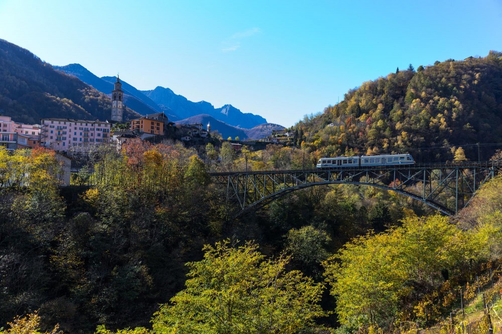 Treno del foliage: l’autunno dà spettacolo tra la Val Vigezzo e il Canton Ticino