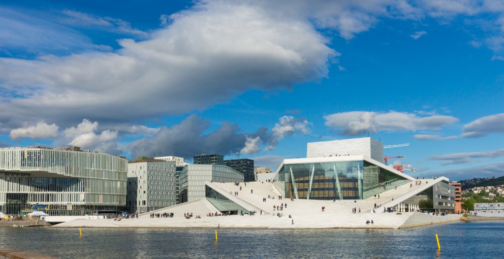 Vista panoramica del lungomare di Oslo, disegnato dall'architettura contemporanea dell'Opera House (ph. istock)