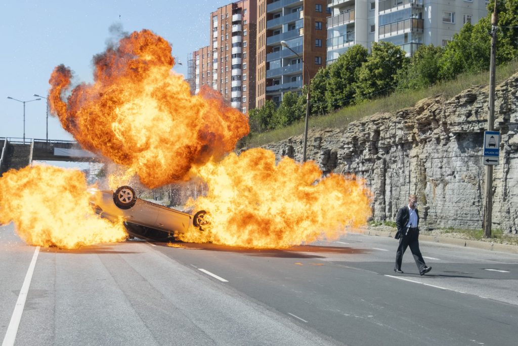 Tenet scena dell'inseguimento con le auto invertite è stata girata sull'autostrada di Tallin