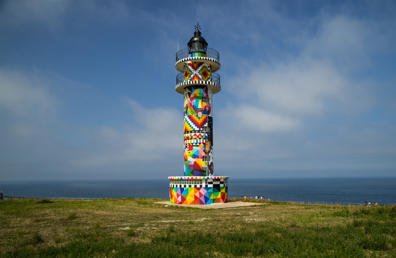 Cantabria: il faro dai mille colori firmato dallo street artist Okuda