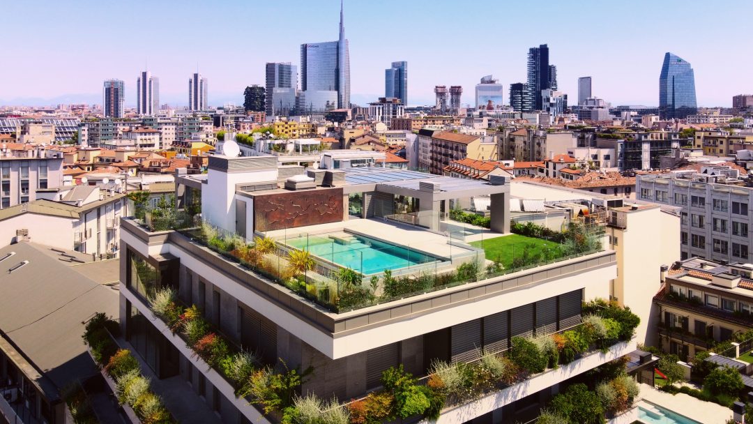 Milano, l’attico da sogno: piscina sul tetto e 800 metri quadrati di lusso