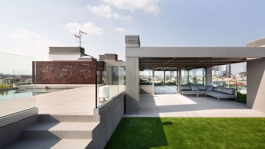 Milano, l’attico da sogno: piscina sul tetto e 800 metri quadrati di lusso