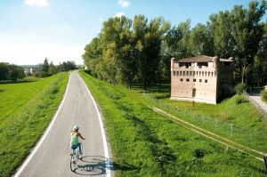 Ferrara e dintorni in bicicletta, gli itinerari per scoprire il territorio tra arte e natura