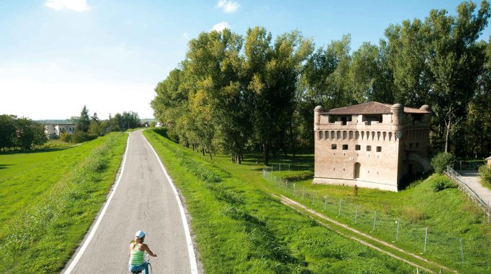 Foto Ferrara e dintorni in bicicletta, gli itinerari per scoprire il territorio tra arte e natura