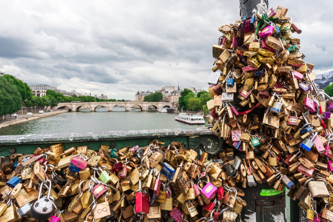 I lucchetti dell’amore sul ponte di Parigi