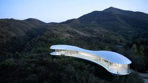 Cina: sul monte Tai c'è un centro visitatori che sembra una nuvola. E una piscina spettacolare