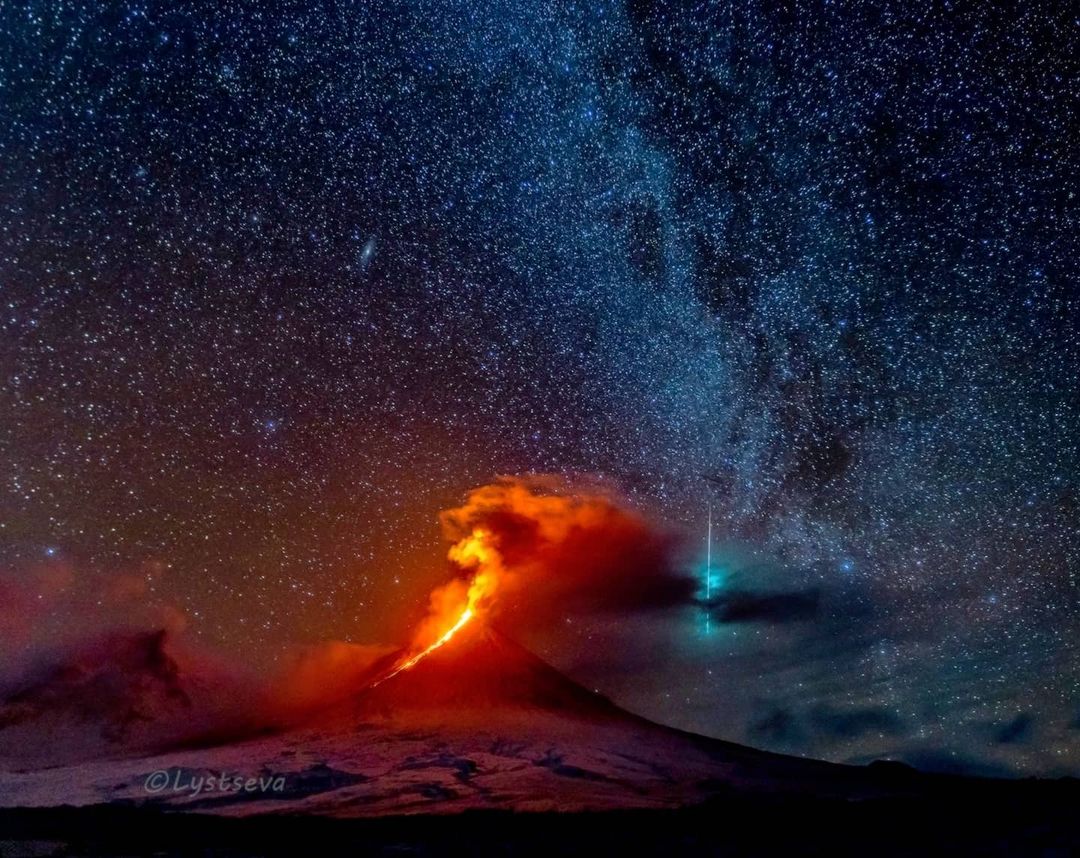 Kamchatka: la scia di una meteora sul vulcano in eruzione