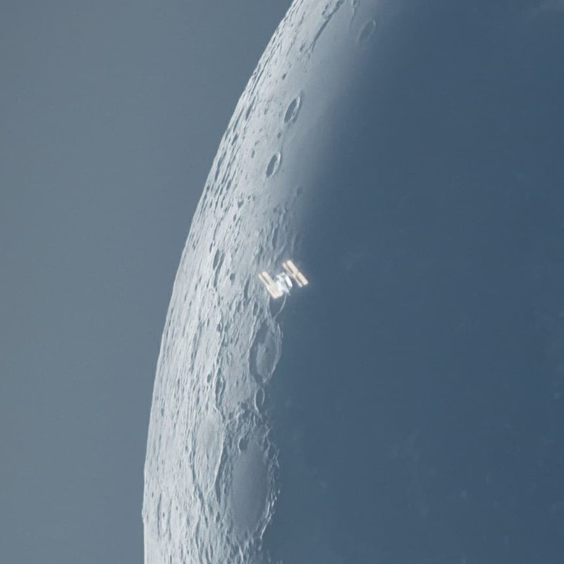 La ISS davanti alla Luna