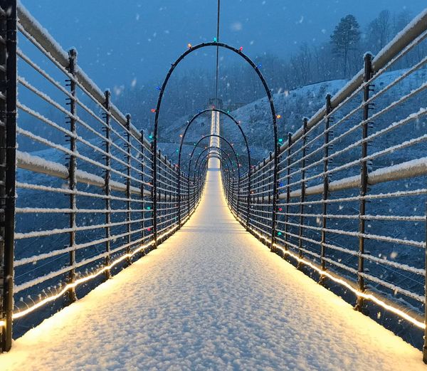 Il ponte sospeso più lungo degli Stati Uniti? È sulle Smoky Mountains, con la neve