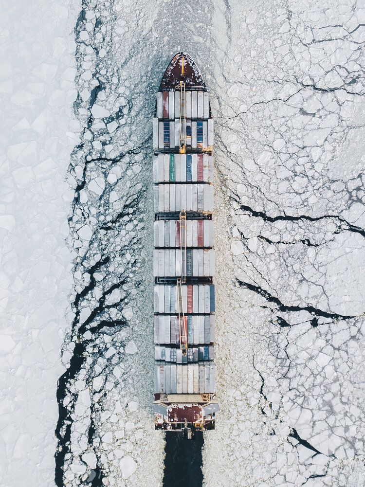La nave mercantile in mezzo al ghiaccio 