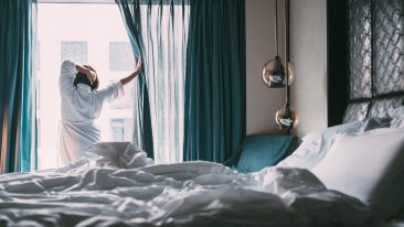lavoro dei sogni: testare i letti negli hotel di lusso