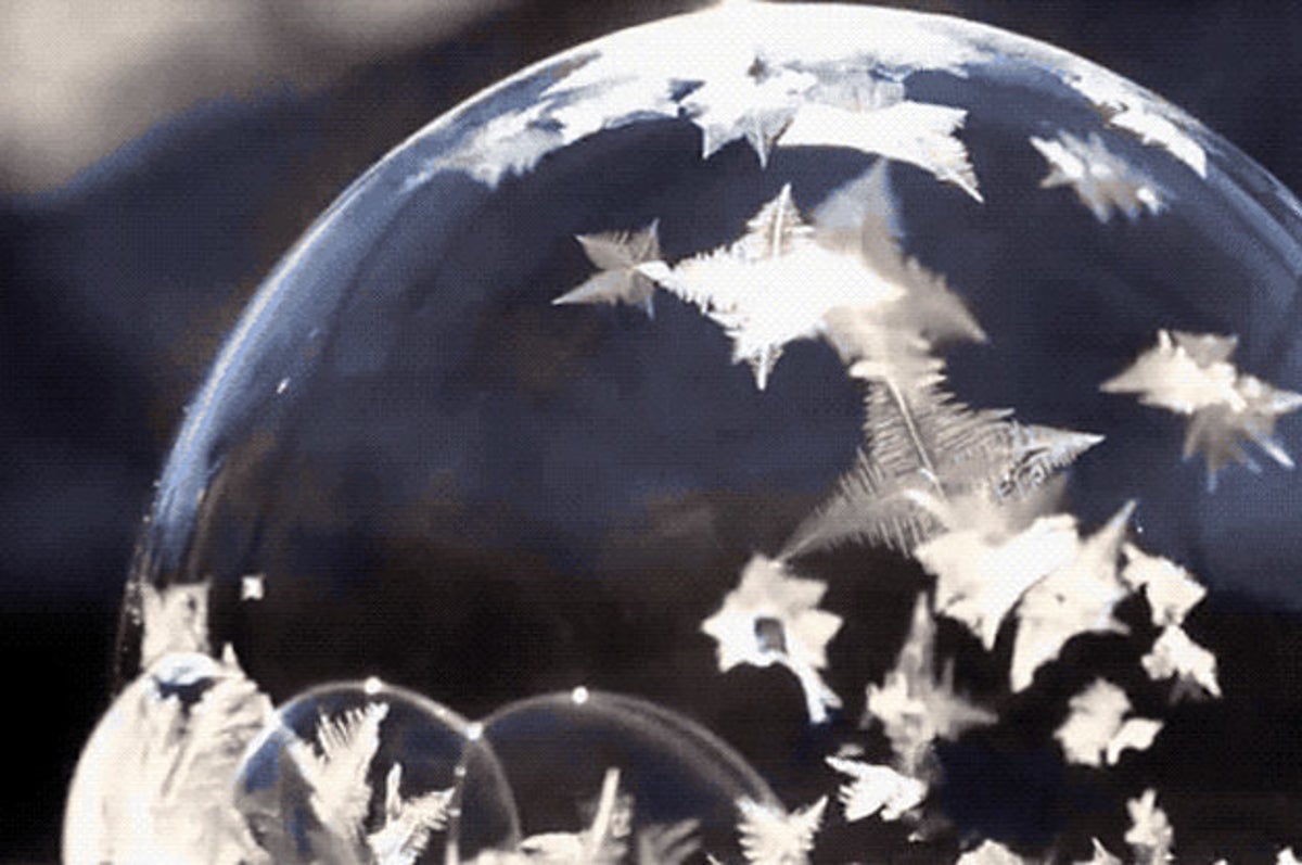 Spettacoli della natura: la magia di una bolla di sapone che si trasforma in ghiaccio
