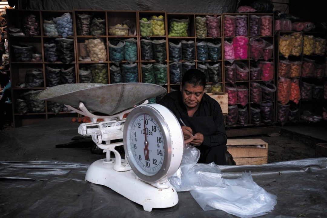 Santiago Atitlán: una bottega di tessuti tipici