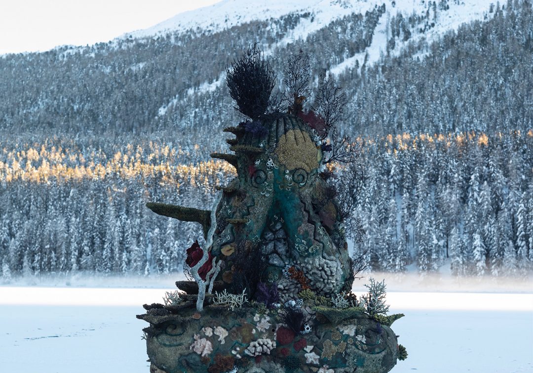 Un “monaco” di tre metri seduto sul lago: arriva la mostra di Damien Hirst a St. Moritz